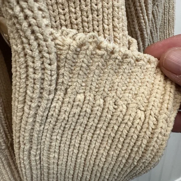 Abercrombie & Fitch Cozy Cream Sweater - Picture 9 of 10